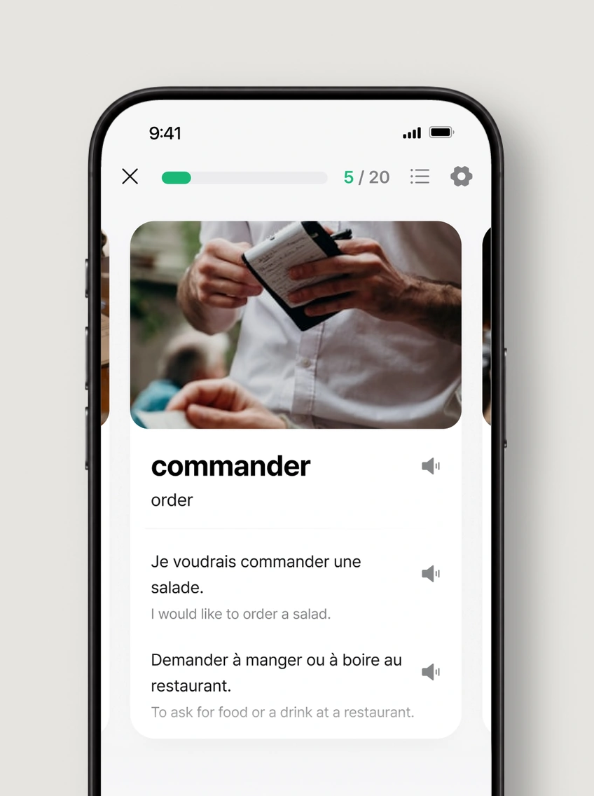 بطاقة مفردات في التطبيق: كلمة «commander» مع جمل توضيحية.
